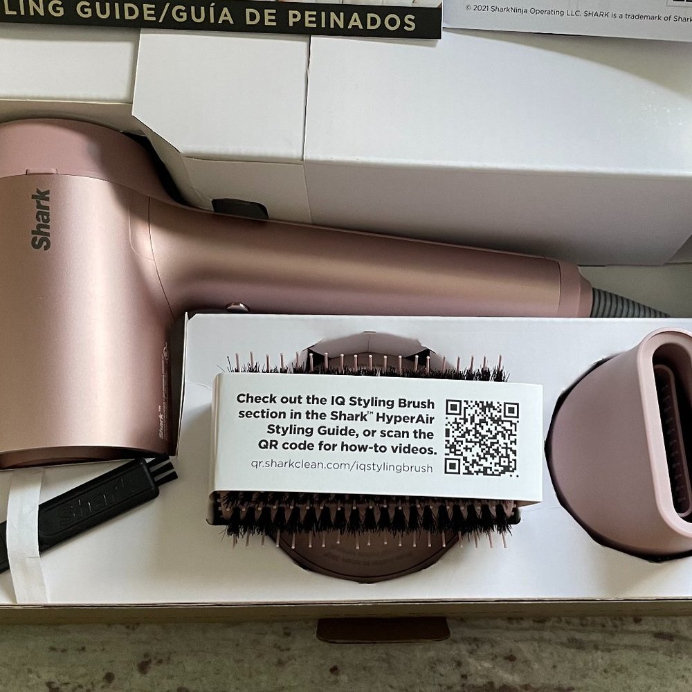 Shark HyperAIR™ with IQ 2-in-1 Concentrator and IQ Styling Brush